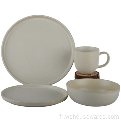 Vide de la vaisselle en porcelaine blanche française en gros de style